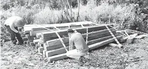  ??  ?? RAMPAS: Kayu yang dirampas di Sungai Kijang, Ulu Mador, Bintangor.