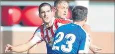  ?? FOTOS: JUAN ECHEVERRÍA ?? Williams se estrenó como goleador en esta pretempora­da jugando de ariete. Sabin Merino volvió a moverse por la banda, Córdoba también y San José, Aketxe y Kike Sola jugaron de inicio