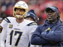  ?? CHARLIE RIEDEL — THE ASSOCIATED PRESS ?? Los Angeles Chargers head coach Anthony Lynn stands next to quarterbac­k Philip Rivers (17) during the second half of an NFL football game against the Kansas City Chiefs in Kansas City, Mo.