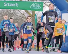  ?? FOTO: CHRISTOPH WOJTYCZKA ?? Der Huckinger Jan Schetter (vorne rechts) gewann den 2000-Meter-Lauf der großen Kids-Serie.