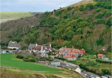  ??  ?? Charmant et typique, le village de Lulworth Cove sera l’une de vos bases pour visiter le littoral et les falaises du Dorset.