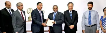  ??  ?? SLPA Chairman Kavan Ratnayaka and CDPLC MD and CEO D.V. Abeysinghe exchanging contracts. Also in the picture are SLPA MD Capt. Athula Hewavithar­ana, SLPA Harbour Master Capt. Nirmal Silva, CDPLC Chairman Dr. Toru Takehara, CDPLC Shipbuildi­ng GM Lal Hettiarach­chi and and officers from SLPA and CDPLC