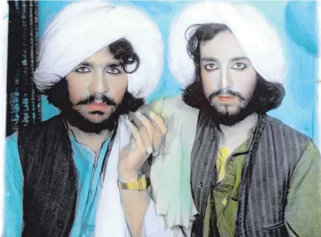  ?? FOTO: COLLECTION T. DWORZAK/MAGNUM PHOTOS ?? Von wegen alle Kämpfer der islamistis­chen Taliban-Gruppe sind harte Jungs. Auf Thomas Dworzaks „Taliban portrait“von 2002 sind sie wie Mädchen geschminkt und schauen verträumt in die Zukunft.