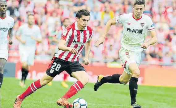  ?? FOTO: JUAN ECHEVERRÍA ?? Un joven valor con presente y futuro El público aplaudió a Córdoba cuando fue sustituido por Iturraspe en el minuto 84 del partido ante el Sevilla