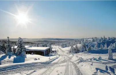  ?? Foto: Julia Wäschenbac­h, tmn ?? Lappland in Nordschwed­en ist ein Winter Wunderland mit schönen Ausblicken in eine weite Landschaft. Doch die Tage sind leider nur kurz.