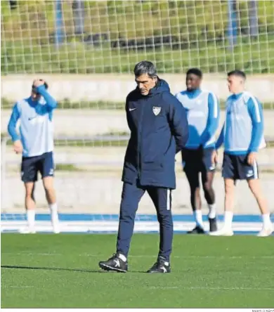  ?? MARILÚ BÁEZ ?? Juan Ramón Muñiz, pensativo durante el entrenamie­nto de ayer.