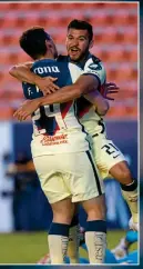  ??  ?? Henry Martín celebra con Federico Viñas el gol ante Atl. de San Luis.