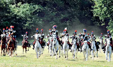  ??  ?? La rievocazio­ne Al galoppo in alta uniforme. I Carabinier­i durante un momento della «Carica di Pastrengo»