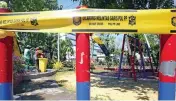  ?? AKHMAD KHUSAINI/JAWA POS ?? BELUM BUKA: Garis kuning dilarang masuk masih terpasang di Taman Kalongan kemarin. Taman tidak akan dibuka sebelum Surabaya dinyatakan aman dari Covid-19.