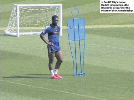  ??  ?? > Cardiff City’s Junior Hoilett in training as the Bluebirds prepare for the return of the Championsh­ip