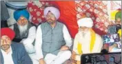  ?? HT PHOTO ?? Agricultur­e minister Kuldeep Dhaliwal with farmer leader Jagjit Singh Dallewal ( white turban) at Tehna village in Faridkot.