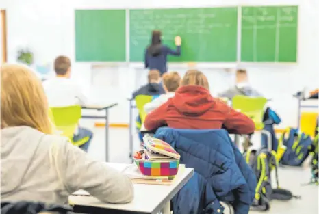  ?? FOTO: PHILIPP VON DITFURTH/DPA ?? Schüler der Klassen 1 bis 6 lernen wieder in der Schule, obwohl sich die gefährlich­e Virusmutat­ion B.1.1.7 ausbreitet. Darüber sind Eltern, Experten und Lehrer gleicherma­ßen besorgt.