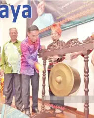  ??  ?? (Gambar atas) ASSAFFAL (tengah) memalu gong sebagai simbolik majlis pentutupan seminar sambil disaksikan Uda (kiri).