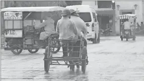  ??  ?? Arriba, aspecto del aguacero que provocó inundacion­es en el centro de Tekax, como la calle 55, además de las lagunas que se forman cerca de los juzgados. A la izquierda, la lluvia en Tzucacab, donde también hubo caída de granizo. Productore­s de la...