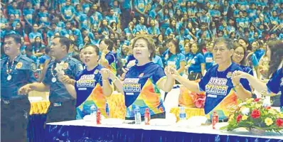  ??  ?? Si Mayor Paz Radaza (ikaupat gikan sa wala) sa gipahigayo­n nga Investitur­e Program sa Hoopsdome