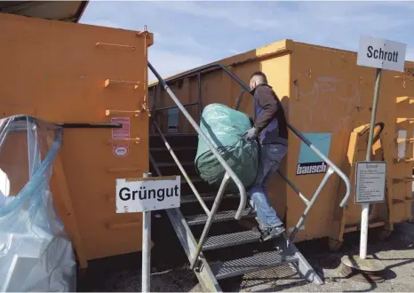  ?? ARCHIVFOTO: RUDI MULTER ?? Auch beim Recyclingh­of Bad Saulgau mussten die Bürger 2019 vor dem Umbau noch Treppen steigen, um ihren Grünabfall zu entsorgen.