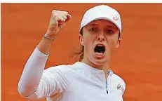  ?? FOTO: ENA/DPA ?? Eine Außenseite­rin im Finale der French Open: Die Polin Iga Swiatek jubelt. Die 19-Jährige erreichte das Endspiel sogar ohne Satzverlus­t.