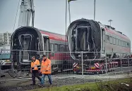  ??  ?? Il cantiere Continuano le operazioni di rimozione delle carrozze del Frecciaros­sa a Ospedalett­o