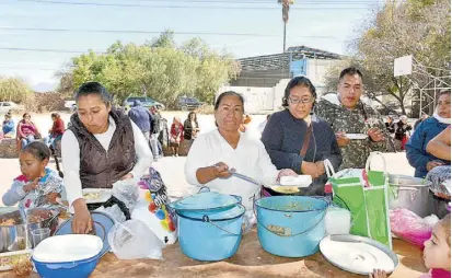  ??  ?? COMIDA mexicana ofrecieron las familias del Barrio del Espíritu Santo, al concluir la asamblea.