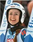  ?? Foto: dpa ?? Der Trainer ist über einige Aufnahmen von Skispringe­rin Juliane Seyfarth nicht begeistert.