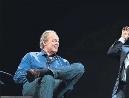  ??  ?? Bertín Osborne i Arévalo fotografia­ts ahir a la tarda durant la roda de premsa al teatre Borràs