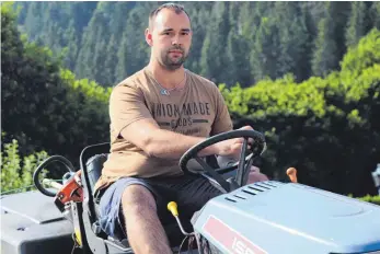  ?? FOTO: CAROLINE MESSICK ?? Mähen: Dieser Arbeit widmet sich Egesheims Fronmeiste­r Raphael Reiser in der Sommerzeit tagein, tagaus – und zwar mit Freude.