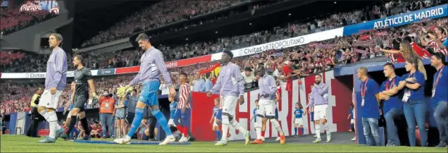  ?? ?? Los jugadores del Real Madrid y del Atleti saltan al terreno de juego del Cívitas Metropolit­ano antes de arrancar el primer derbi liguero de esta temporada.