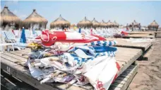 ?? FOTO: MARIUS BECKER/DPA ?? Sonnenschi­rme am Strand von Lara in der Provinz Antalya: Die Türkei gehört zu den Ländern, die als Risikogebi­et eingestuft wurden.