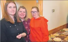  ?? 50_C16tayinlo­anduckrace­09_23_tayinloan-hall ?? Parent council members Stephanie O’Hanlon, Liz McCrindle and Frances McNeill with the sweet buffet options.