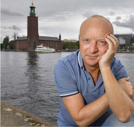  ??  ?? Jonas Gardell har skrivit boken Till minne av en villkorslö­s kärlek med sin familj, och allra mest sin mamma, i fokus.