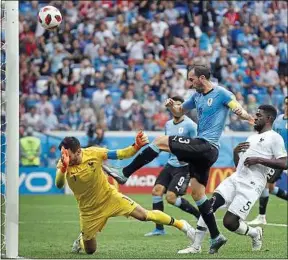  ??  ?? Lloris avait été doublement efficace face à Caceres et Godin, en quart de finale.