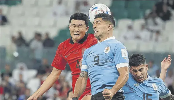  ?? Foto: EFE ?? Luis Suárez, disputando un balón con Kim Min-jae El ex de Barcelona y Atlético, sustituido ante Corea del Sur en el 64’ por Edinson Cavani