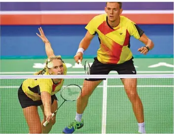  ?? FOTO: JUNG/AFP ?? Der Saarländer Marvin Seidel (hinten) sorgt mit Mixed-Partnerin Linda Efler derzeit internatio­nal für Furore. Am Sonntag startet Seidel mit dem 1. BC Bischmishe­im in die Badminton-Bundesliga-Saison 2017/2018.