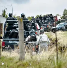  ?? ?? Policías resguardan la zona donde falleciero­n 10 civiles