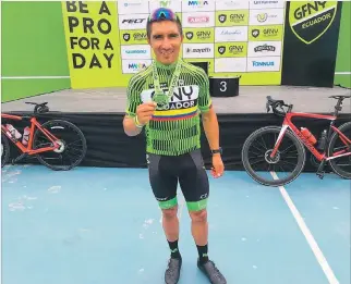  ?? ALEJANDRO GILER / EXPRESO ?? Campeón. Guamá con la medalla que lo acredita como el mejor del Gran Fondo de Nueva York, que por primera vez se hizo en el país.