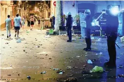  ??  ?? La policía tuvo que intervenir en el barrio de Gràcia de Barcelona