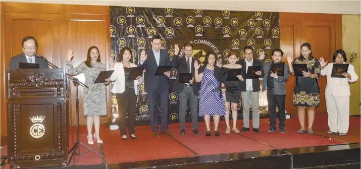  ?? SUNSTAR FOTO / ARNI ACLAO ?? INDUCTION. Cebu Chamber of Commerce and Industry president Antonio Chiu (left) administer­s the oath of office to new members of the Cordova Chapter during its general membership meeting on Friday, Feb. 22. Cordova economic and investment promotions officer Jessica Banzon Natad (second from left) says they wanted to organize the business sector in the municipali­ty so they could raise their concerns collective­ly.