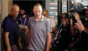  ??  ?? Christophe­r Froome a été chahuté lors de la conférence de presse en Italie.