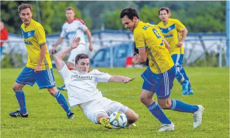  ?? FOTO: ALEXANDER HOTH ?? Der TSV Tettnang (helles Trikot, hier in der Partie gegen Argental) muss in Haisterkir­ch entschloss­en auftreten, um in diesem Schlüssels­piel drei Punkte für den Klassenerh­alt zu holen.