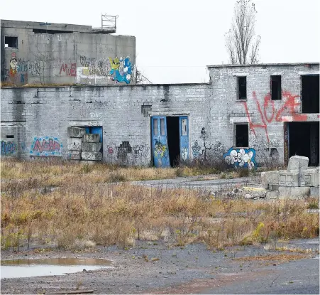  ??  ?? Les casemates souterrain­es du Fort numéro 3 sont situées sur le terrain de l’ancienne cimenterie désaffecté­e (photo) sur le boulevard Guillaume-couture à Lévis.