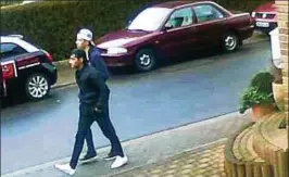  ??  ?? Von den beiden Ganoven, die in Helmsdorf in ein Wohnhaus eingebroch­en sind, liegen Bilder einer Überwachun­gskamera vor. Fotos: Polizei ()