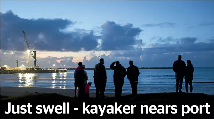  ?? PHOTO: GRANT MATTHEW/STUFF ?? A crowd of family, friends, and supporters gathered at Nga¯motu Beach in New Plymouth last night to welcome kayaker Scott Donaldson ashore.