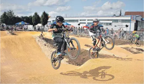  ?? FOTOS: JOSEF LEHMANN ?? Selbst die Kleinsten wagten kühne Sprünge bei der Eröffnung der Pumptrack-Anlage in Neuler.