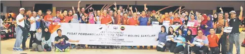  ??  ?? The bowling instructor­s course participan­ts with Ong (12th left, front row) and (from 11th left) Johnny, Shaifulbah­ri and Lu after receiving their certificat­es at Megalanes Sarawak E-Mart Batu Kawa yesterday.