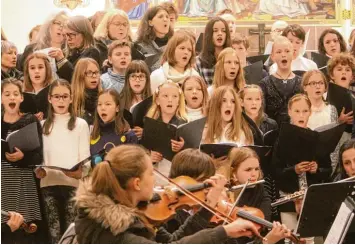  ?? Fotos: sid ?? Und alle singen mit: Der „Eltern Lehrer Schüler Chor“des Mindelheim­er Maristenko­llegs eröffnete das feierliche Adventskon­zert in der Stadtpfarr­kirche St. Stephan.