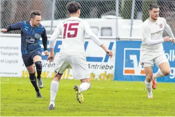  ?? FOTO: JOSEF KOPF ?? Die Fußballer der SGM Unterzeil/seibranz ärgern sich über den verpassten Sieg gegen den SV Weingarten.