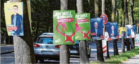  ?? Foto: Silvio Wyszengrad ?? Die großen Parteien haben bereits für die Landtagswa­hlen plakatiert. Unser Foto entstand an der Berliner Allee, wo jeder Baum zum „Plakatstän­der“umfunktion­iert wurde. Für die beiden Augsburger Stimmkreis­e stehen 23 Direktkand­idaten zur Wahl.