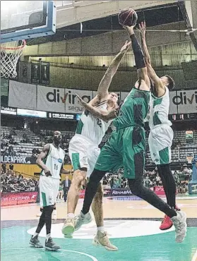  ?? FOTO: EFE ?? Jerome Jordan, pívot del Divina Joventut, luchando por un rebote ante el Betis