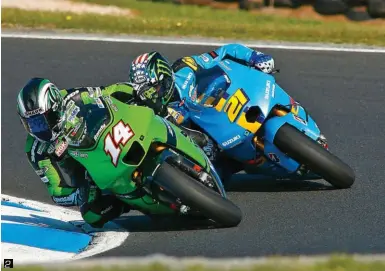  ??  ?? 2 23 et Randy de Puniet débute en MotoGP en 2006 avec l’équipe Kawasaki. Il se bagarre ici avec la Suzuki de John Hopkins. Sa collaborat­ion avec l’usine japonaise durera deux ans.