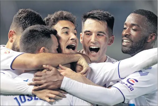  ??  ?? El debutante Joselu, del Tenerife, festeja su tanto junto a varios compañeros de equipo.